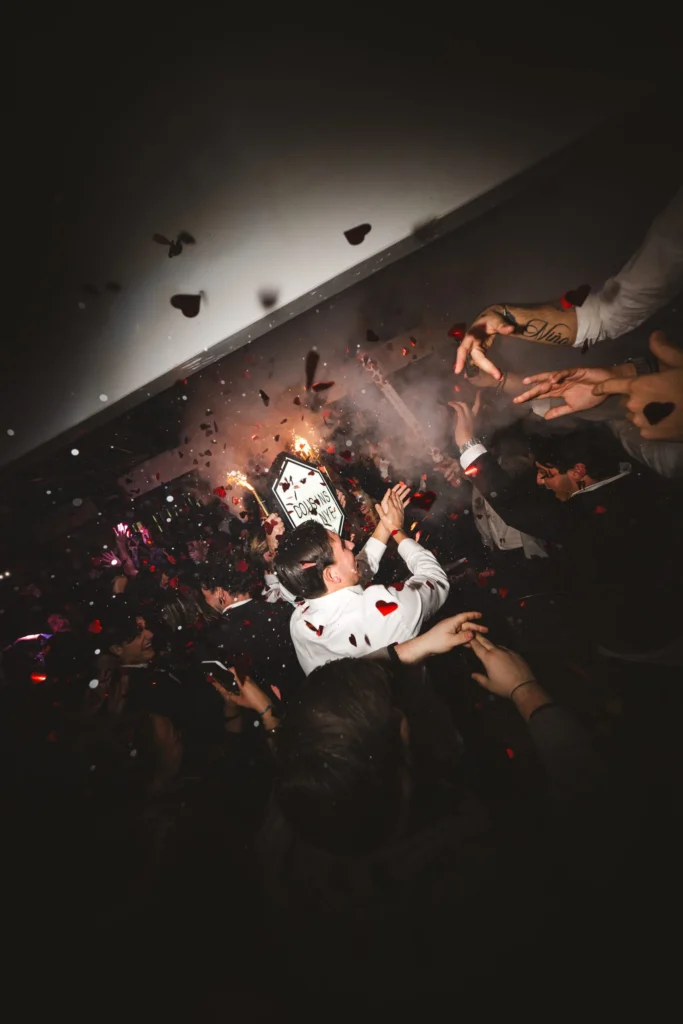 Soirée animée à La Dame Bordeaux avec foule, confettis et bouteille lors d’un événement en club aux Bassins à Flots