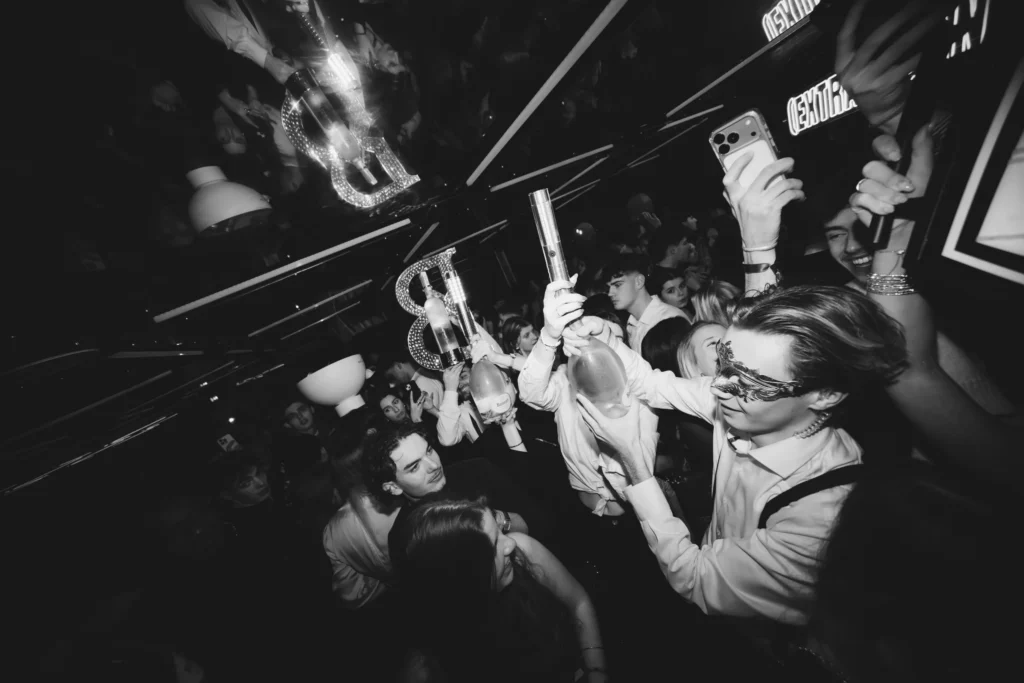 Service de bouteilles en soirée à La Dame Bordeaux avec foule en club et ambiance festive
