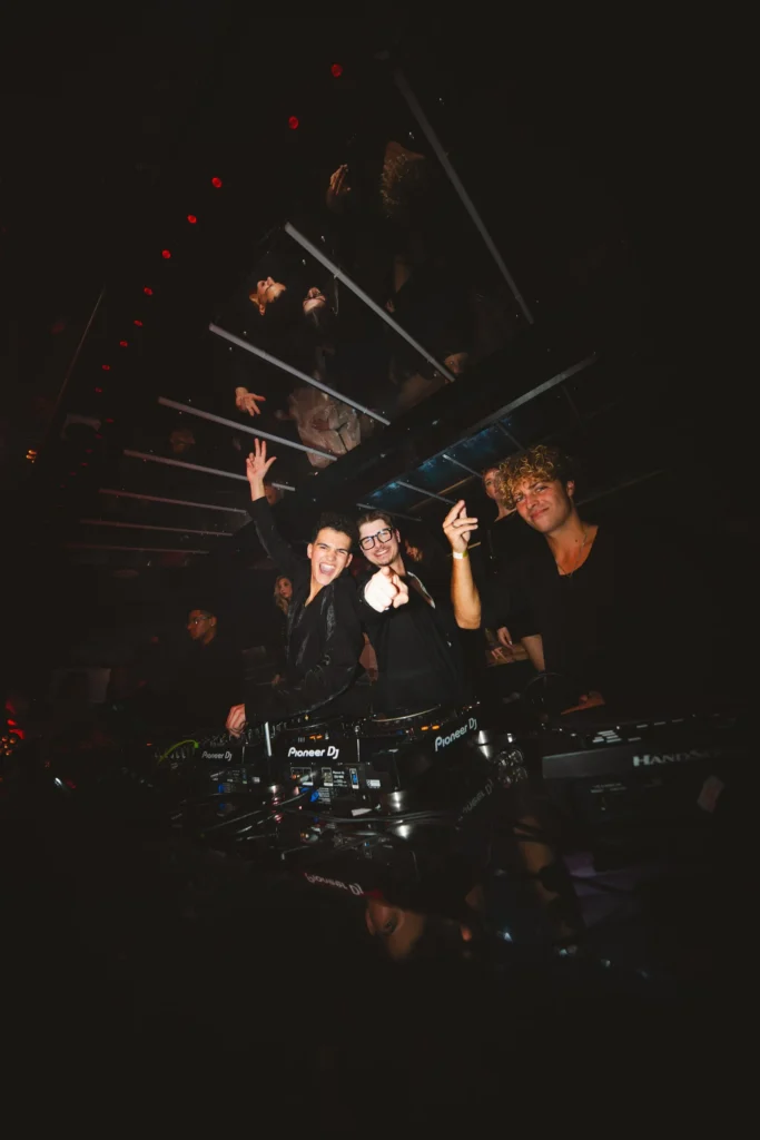 dj et amis en train de mixer dans une boite de nuit a bordeaux la dame ambiance festive