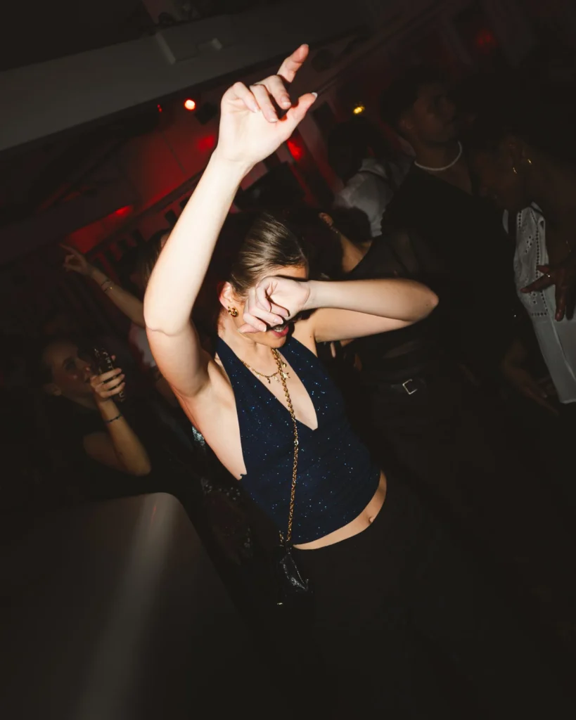 Femme en train de danser à La Dame Bordeaux, boite de nuit à Bordeaux avec ambiance festive