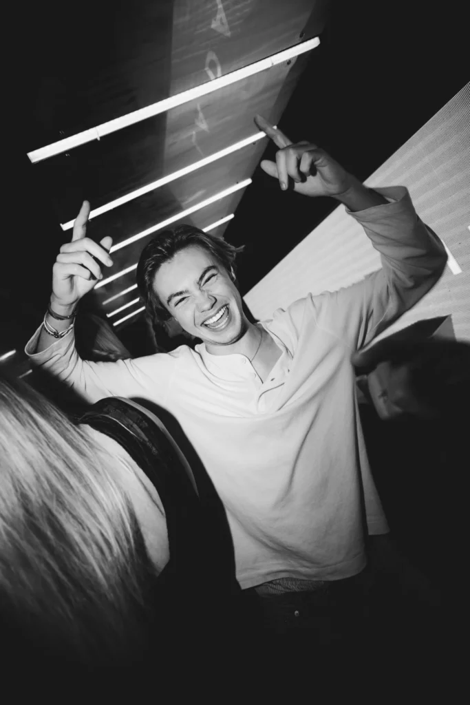 Homme en train de danser et s’amuser à La Dame Bordeaux, club sur péniche aux Bassins à Flots