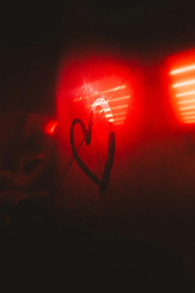 Cœur dessiné sur une vitre avec lumière rouge à La Dame Bordeaux, club aux Bassins à Flots.